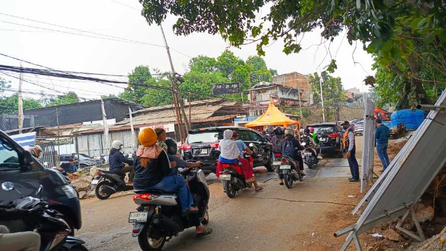Penutupan sementara Jalan Raya Lenteng Agung arah Depok guna pekerjaan perbaikan saluran bawah tanah. dok: Pemprov DKI