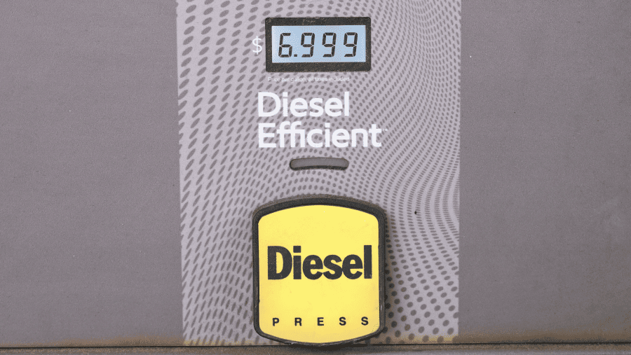 Pompa bahan bakar soalr atau diesel di SPBU Exxon./Bloomberg-Alex Wroblewski