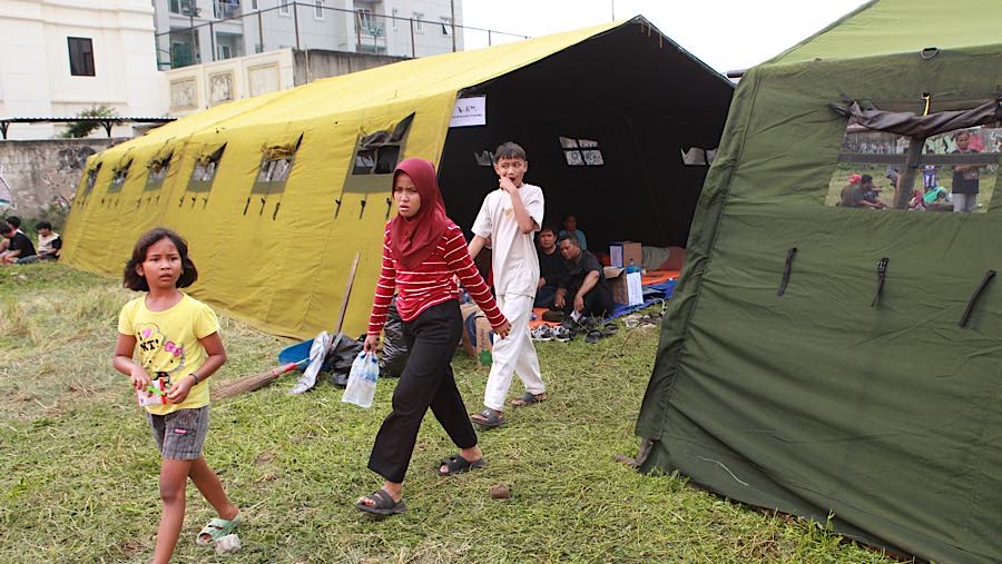 Warga berada di sekitar tenda pengungsi korban kebakaran di Kebon Kosong, Kemayoran, Jakarta, Selasa (2/6/2026) (Bloomberg Technoz/Andrean Kristianto)