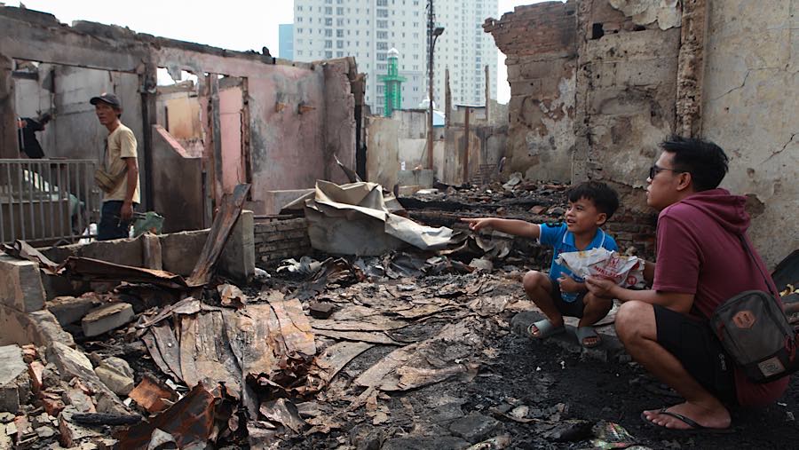 Warga berada di lokasi kebakaran pemukiman di Kebon Kosong, Kemayoran, Jakarta, Selasa (2/6/2026). (Bloomberg Technoz/Andrean Kristianto)