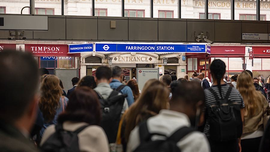 Penumpang di pintu masuk Elizabeth Line, Stasiun Farringdon di London, Inggris, Selasa, (2/6/2026). (Jose Sarmento Matos/Bloomberg)