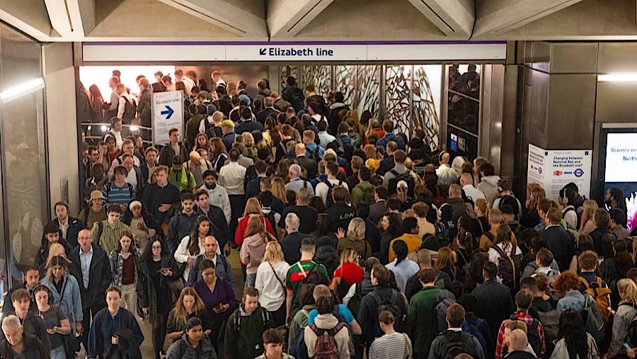 Penumpang di pintu masuk Elizabeth Line, Stasiun Farringdon di London, Inggris, Selasa, (2/6/2026). (Jose Sarmento Matos/Bloomberg)
