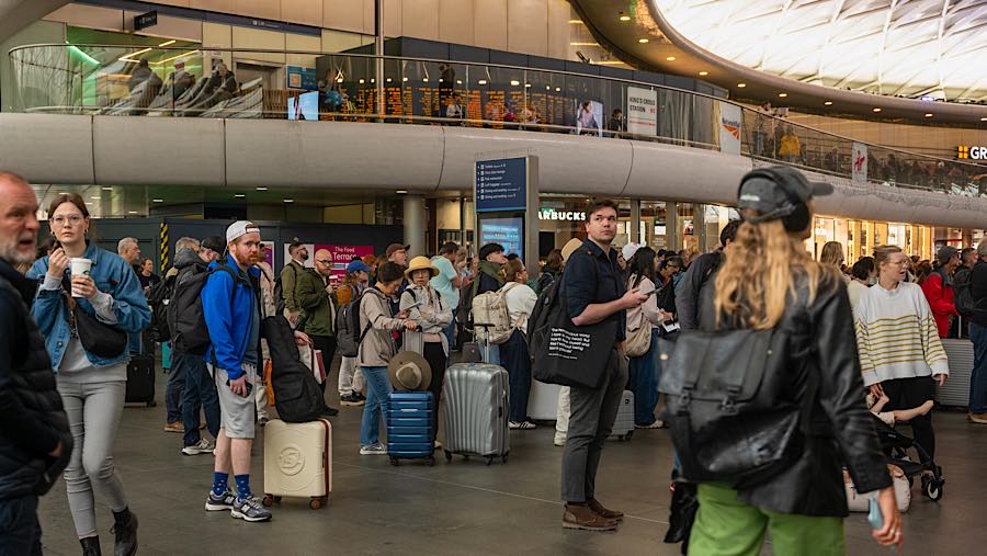 Gangguan melanda sistem transportasi London saat sejumlah pengemudi kereta bawah tanah melakukan aksi mogok kerja.  (Jose Sarmento Matos/Bloomberg)