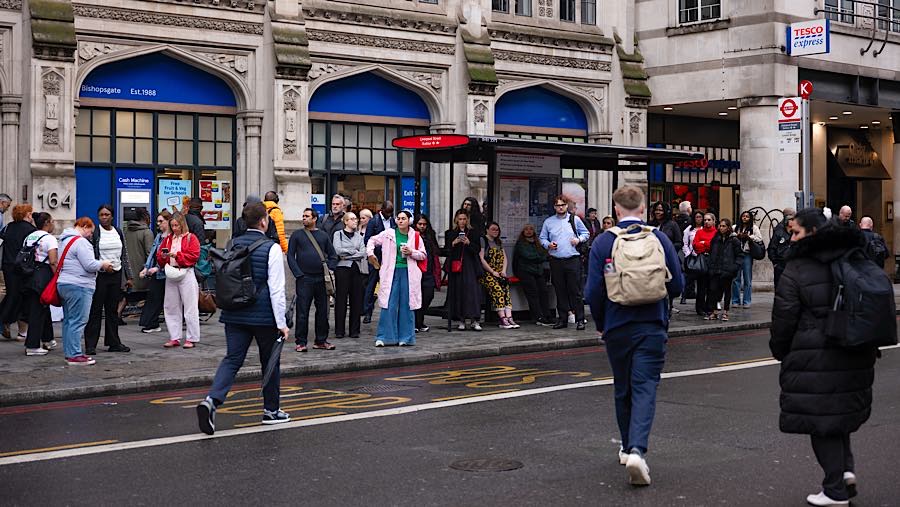 Melalui penerapan shift yang lebih panjang dikhawatirkan akan berdampak pada tingkat kelelahan dan keselamatan kerja. (Jose Sarmento Matos/Bloomberg)