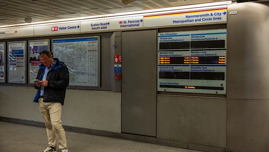 Layanan di jalur Circle dan Piccadilly berhenti beroperasi, sementara sebagian jalur Metropolitan dan Central juga terdampak.