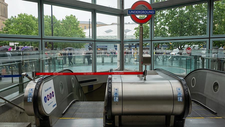 Perselisihan berawal dari rencana TfL yang memungkinkan pengemudi memadatkan lima hari kerja menjadi empat hari. (Jose Sarmento Matos/Bloomberg)