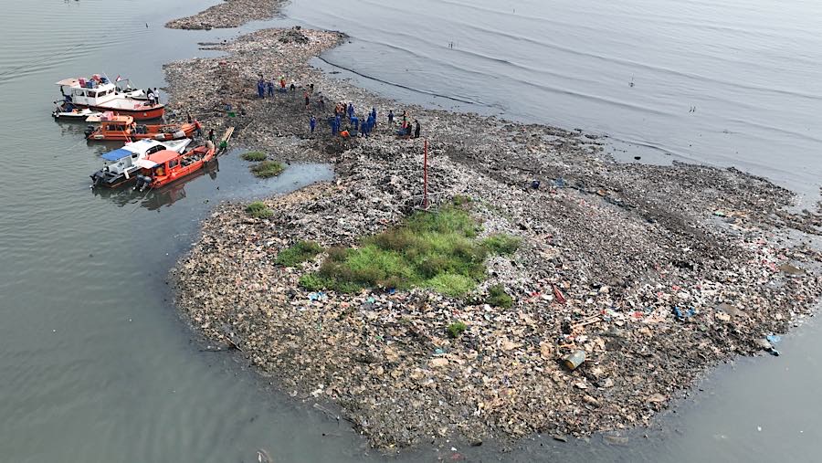 Keberadaan sampah yang menggunung itu disebut telah ada selama bertahun-tahun. (Bloomberg Technoz/Andrean Kristianto)