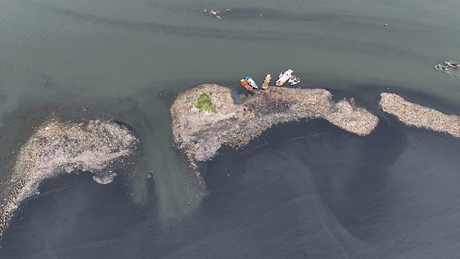 Hamparan sampah yang menumpuk di kawasan pesisir Muara Angke, Penjaringan, Jakarta Utara, Rabu (3/6/2026). (Bloomberg Technoz/Andrean Kristianto)