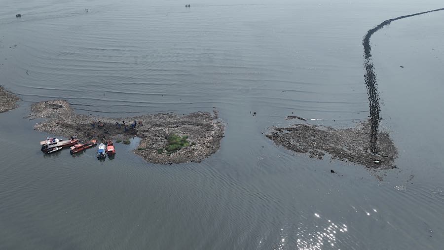Baling-baling perahu kerap mengalami kerusakan karena tersangkut sampah plastik maupun potongan kayu yang menumpuk. (Bloomberg Technoz/Andrean K)