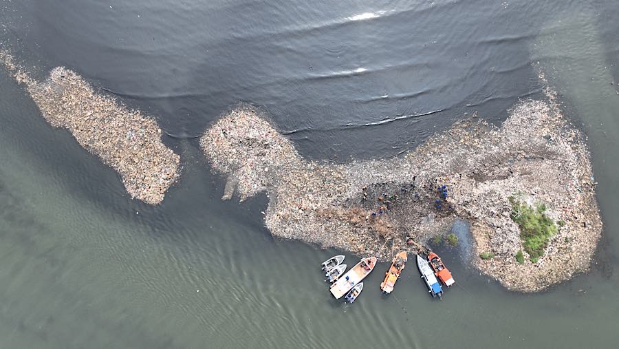 Timbunan sampah tersebut bahkan terlihat menyerupai pulau kecil yang terbentuk di bibir muara. (Bloomberg Technoz/Andrean Kristianto)