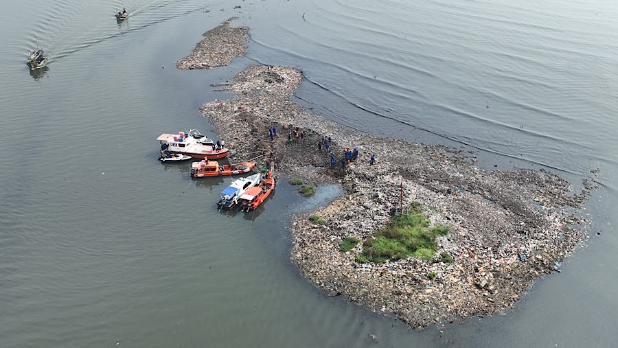 Hamparan sampah yang menumpuk di kawasan pesisir Muara Angke, Penjaringan, Jakarta Utara, Rabu (3/6/2026). (Bloomberg Technoz/Andrean Kristianto)