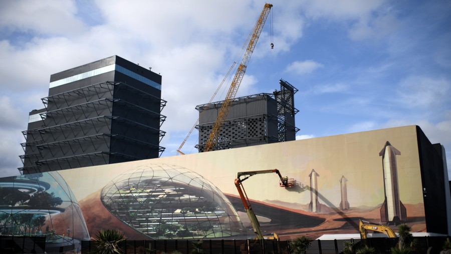 Karya mural di fasilitas industri dan peluncuran roket SpaceX Starbase, di Texas, Amerika Serikat. Mark Felix/Bloomberg