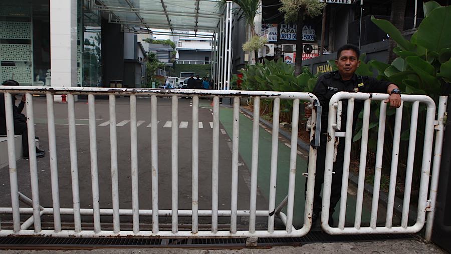 Petugas keamanan berjaga di pintu gerbang saat penggeledahan di Kantor Badan Gizi Nasional (BGN), Jakarta, Rabu (3/6/2026). (Bloomberg Technoz/Andre)