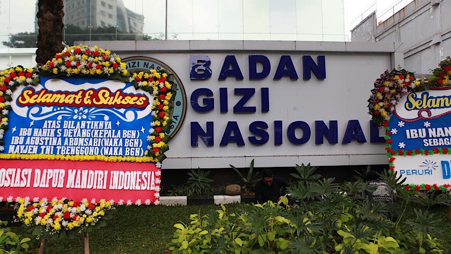 Wartawan menunggu saat penggeledahan di Kantor Badan Gizi Nasional (BGN), Jakarta, Rabu (3/6/2026). (Bloomberg Technoz/Andrean Kristianto) 