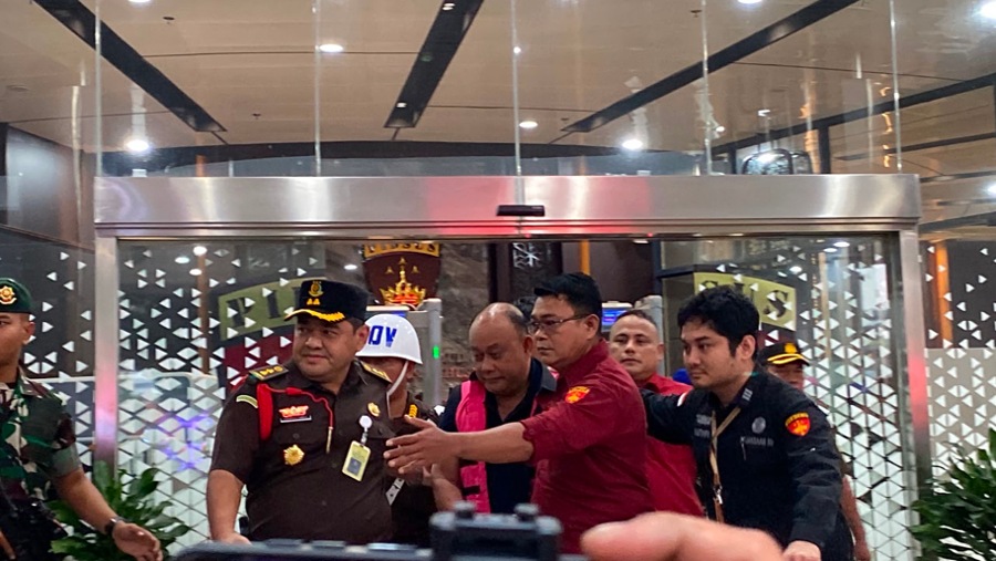 Kejaksaan Agung menahan Mantan Kepala Badan Gizi Nasional (BGN), Dadan Hindayana, Rabu (3/6/2026). (Bloomberg Technoz/Dovana Hasiana)
