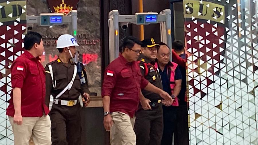 Kejaksaan Agung menahan Mantan Kepala Badan Gizi Nasional (BGN), Dadan Hindayana, Rabu (3/6/2026). (Bloomberg Technoz/Dovana Hasiana)