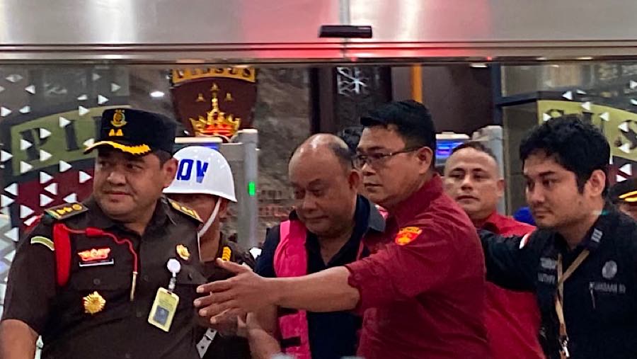 Kejaksaan Agung menahan Mantan Kepala Badan Gizi Nasional (BGN), Dadan Hindayana, Rabu (3/6/2026). (Bloomberg Technoz/Dovana Hasiana)