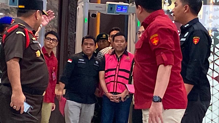Kejaksaan Agung menahan Mantan Wakil Kepala Badan Gizi Nasional (BGN), Sony Sonjaya, Rabu (3/6/2026). (Bloomberg Technoz/Dovana Hasiana)