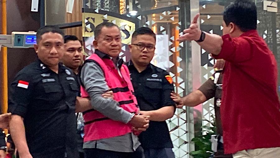 Kejaksaan Agung menahan Mantan Wakil Kepala Badan Gizi Nasional (BGN), Lodewyk Pusung, Rabu (3/6/2026). (Bloomberg Technoz/Dovana Hasiana)