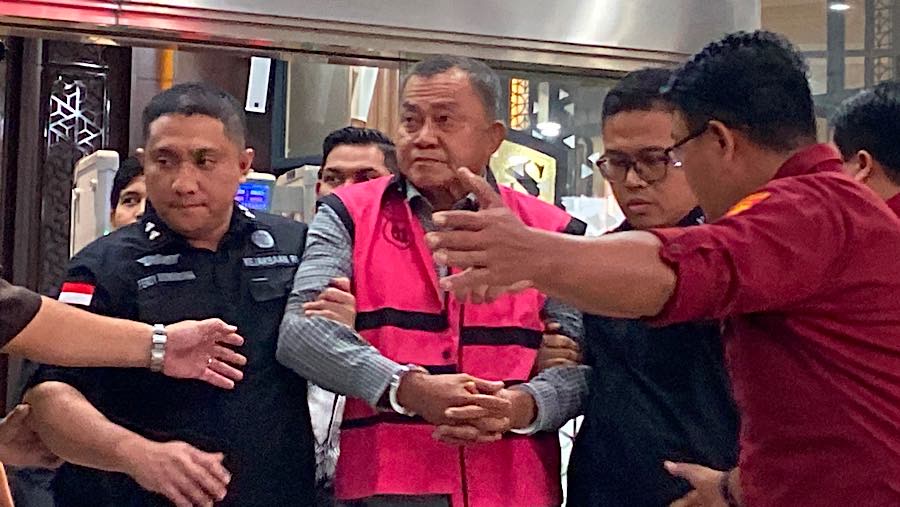 Kejaksaan Agung menahan Mantan Wakil Kepala Badan Gizi Nasional (BGN), Lodewyk Pusung, Rabu (3/6/2026). (Bloomberg Technoz/Dovana Hasiana)