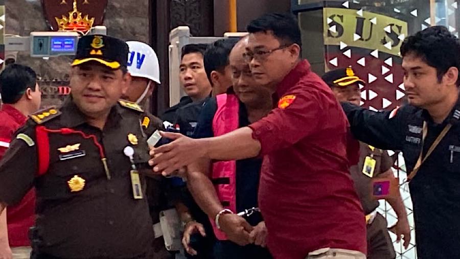 Kejaksaan Agung menahan Mantan Kepala Badan Gizi Nasional (BGN), Dadan Hindayana, Rabu (3/6/2026). (Bloomberg Technoz/Dovana Hasiana)