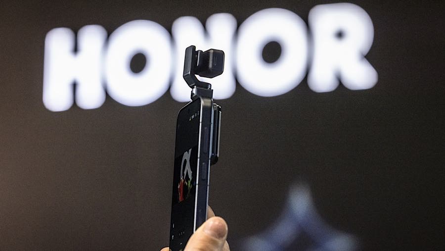Pengunjung mencoba Honor Robot Phone, buatan Honor Device Co., di Barcelona, ​​Spanyol, Minggu (1/6/2026). (Angel Garcia/Bloomberg)
