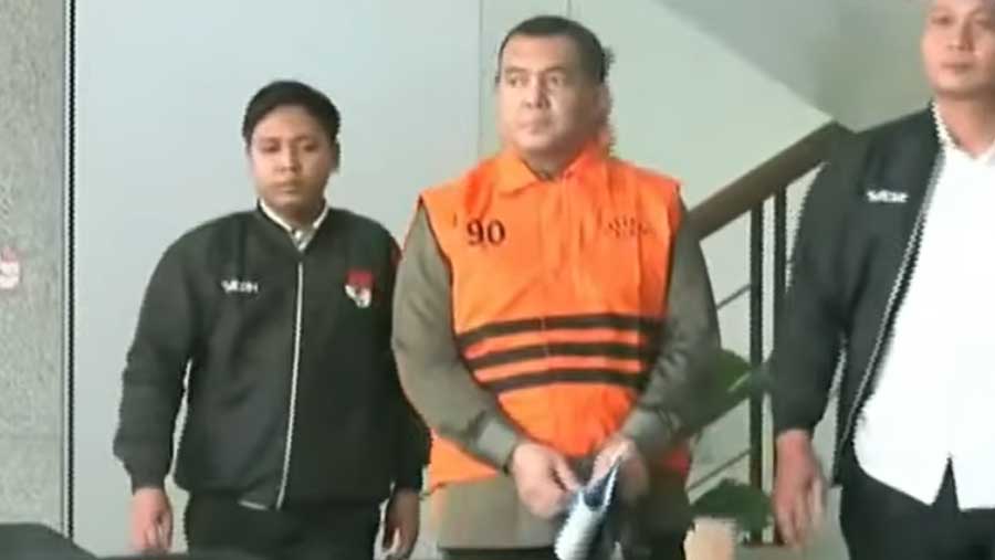 Silmy Karim memakai rompi oranye (Dok. YouTube KompasTV)