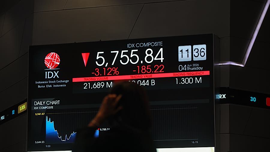 Karyawan di depan layar pergerakan harga saham (IHSG) di Bursa Efek Indonesia (BEI), Kamis (4/6/2026). (Bloomberg Technoz/Andrean Kristianto)