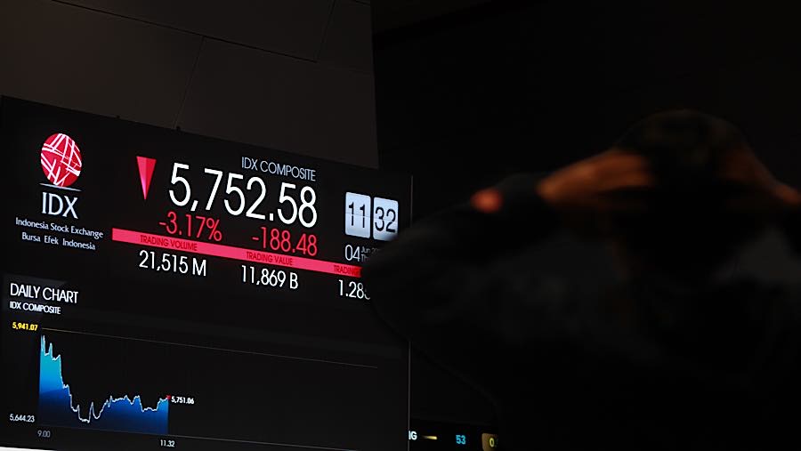 Karyawan di depan layar pergerakan harga saham (IHSG) di Bursa Efek Indonesia (BEI), Kamis (4/6/2026). (Bloomberg Technoz/Andrean Kristianto)