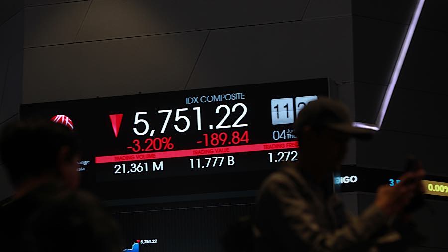 Karyawan di depan layar pergerakan harga saham (IHSG) di Bursa Efek Indonesia (BEI), Kamis (4/6/2026). (Bloomberg Technoz/Andrean Kristianto)