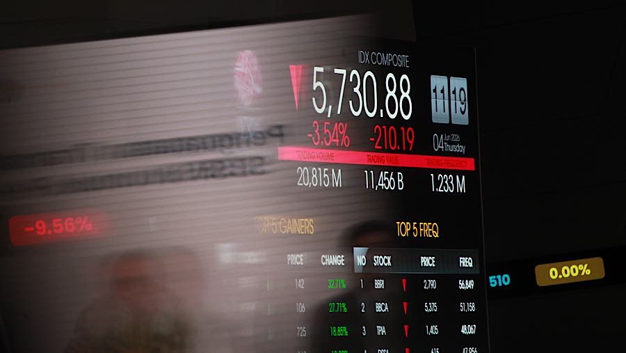 Karyawan di depan layar pergerakan harga saham (IHSG) di Bursa Efek Indonesia (BEI), Kamis (4/6/2026). (Bloomberg Technoz/Andrean Kristianto)