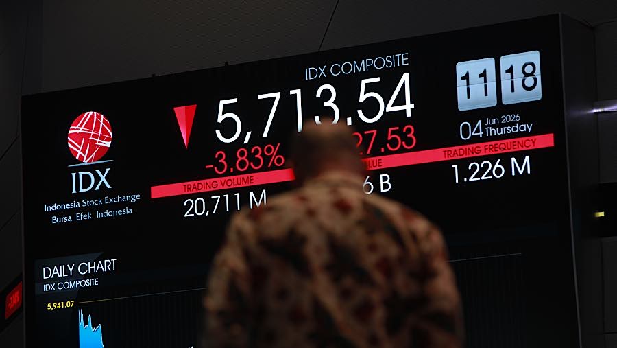 Karyawan di depan layar pergerakan harga saham (IHSG) di Bursa Efek Indonesia (BEI), Kamis (4/6/2026). (Bloomberg Technoz/Andrean Kristianto)