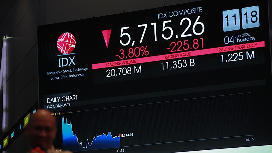 Karyawan di depan layar pergerakan harga saham (IHSG) di Bursa Efek Indonesia (BEI), Kamis (4/6/2026). (Bloomberg Technoz/Andrean Kristianto)
