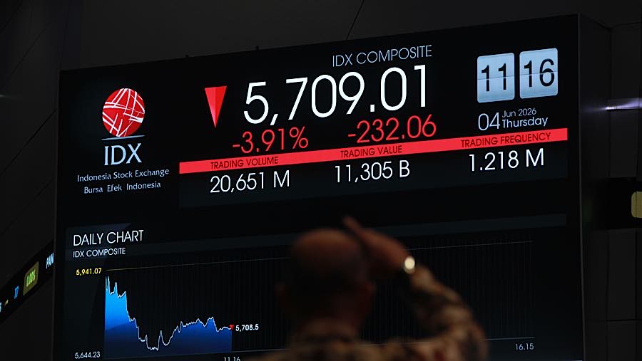 Karyawan di depan layar pergerakan harga saham (IHSG) di Bursa Efek Indonesia (BEI), Kamis (4/6/2026). (Bloomberg Technoz/Andrean Kristianto)