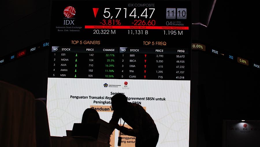Karyawan di depan layar pergerakan harga saham (IHSG) di Bursa Efek Indonesia (BEI), Kamis (4/6/2026). (Bloomberg Technoz/Andrean Kristianto)