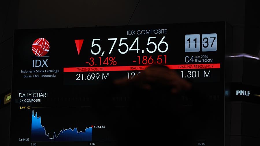 Karyawan di depan layar pergerakan harga saham (IHSG) di Bursa Efek Indonesia (BEI), Kamis (4/6/2026). (Bloomberg Technoz/Andrean Kristianto)