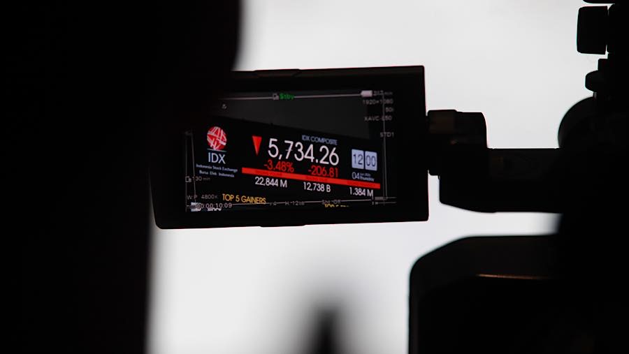 Karyawan di depan layar pergerakan harga saham (IHSG) di Bursa Efek Indonesia (BEI), Kamis (4/6/2026). (Bloomberg Technoz/Andrean Kristianto)