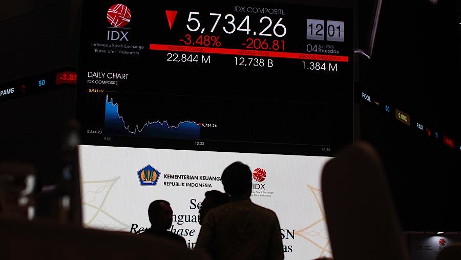 Karyawan di depan layar pergerakan harga saham (IHSG) di Bursa Efek Indonesia (BEI), Kamis (4/6/2026). (Bloomberg Technoz/Andrean Kristianto)