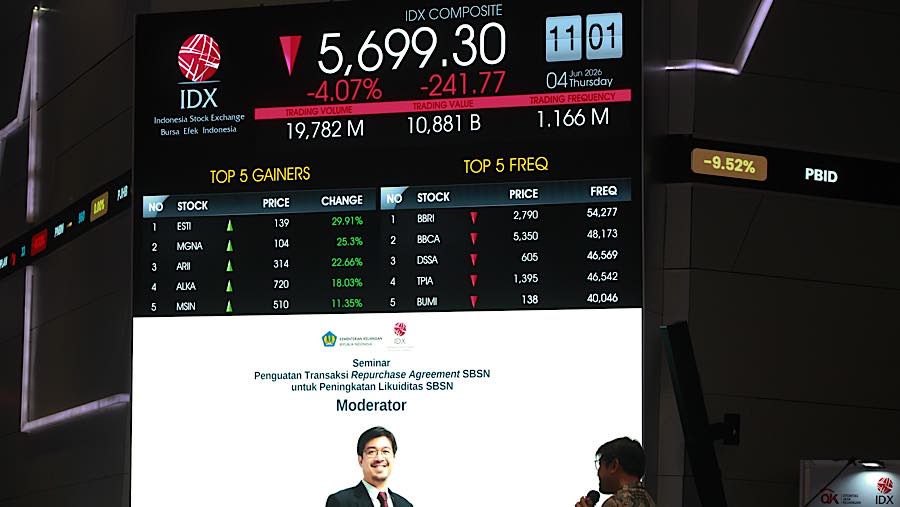 Karyawan di depan layar pergerakan harga saham (IHSG) di Bursa Efek Indonesia (BEI), Kamis (4/6/2026). (Bloomberg Technoz/Andrean Kristianto)
