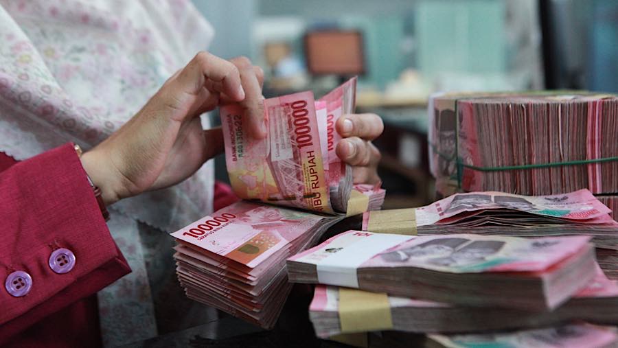 Karyawan menghitung uang rupiah di salah satu tempat penukaran mata uang di Jakarta, Kamis (4/6/2026). (Bloomberg Technoz/Andrean Kristianto)