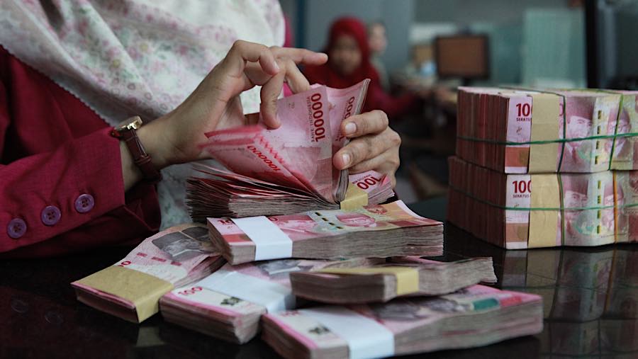 Karyawan menghitung uang rupiah di salah satu tempat penukaran mata uang di Jakarta, Kamis (4/6/2026). (Bloomberg Technoz/Andrean Kristianto)
