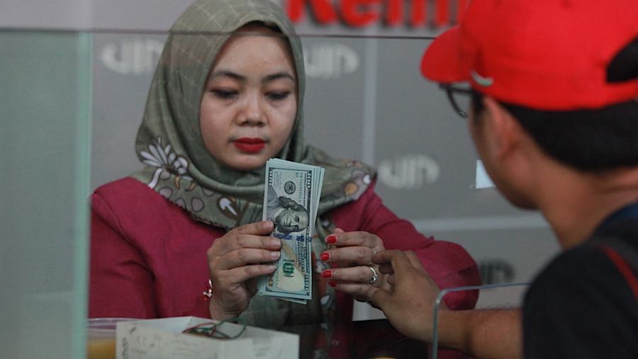 Pada pembukaan perdagangan Kamis (4/6/2026), nilai tukar rupiah langsung melemah 0,06% ke level Rp17.960 per dolar AS. 