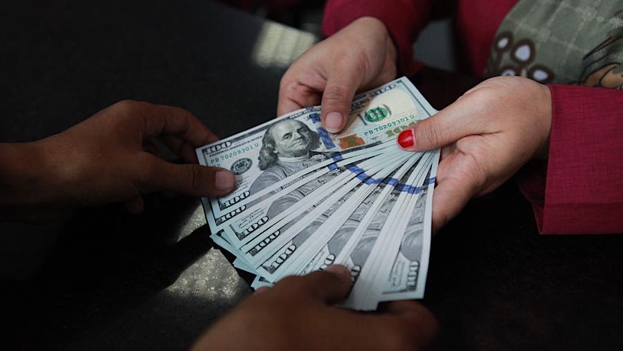 Pengunjung menukarkan dolar AS di salah satu tempat penukaran mata uang di Jakarta, Kamis (4/6/2026). (Bloomberg Technoz/Andrean Kristianto)
