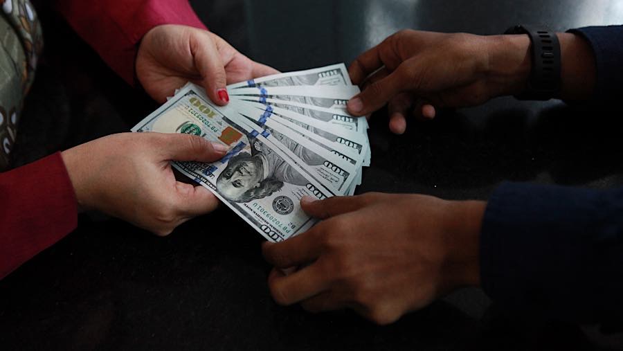 Harga minyak mentah dunia yang bertahan tinggi masih jadi penyebab terjadinya volatilitas mata uang kawasan Asia sore ini.. (Bloomberg Technoz/Andre)