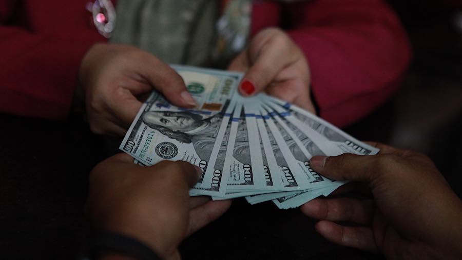 Pengunjung menukarkan dolar AS di salah satu tempat penukaran mata uang di Jakarta, Kamis (4/6/2026). (Bloomberg Technoz/Andrean Kristianto)