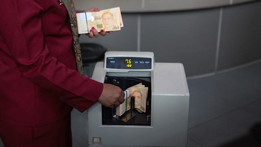 Sementara itu, rupiah juga tercatat melemah terhadap dolar Singapura yang telah menyentuh Rp14.043. (Bloomberg Technoz/Andrean Kristianto)