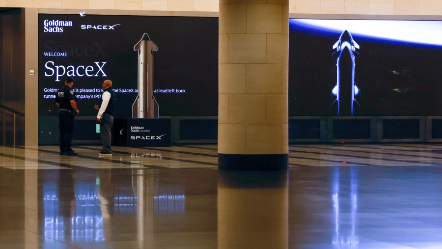Papan digital bertulis SpaceX di lobi kantor pusat Goldman Sachs di New York. Kena Betancur/Bloomberg