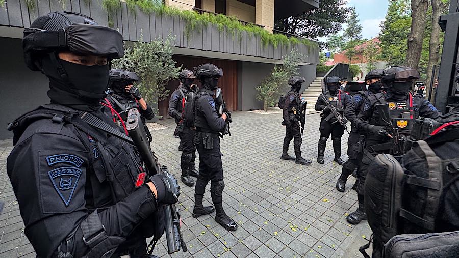 Personil Brimob berjaga di rumah mantan Wakil Menteri Imigrasi Silmy Karim di Kebayoran Baru, Jakarta, Jumat (5/6/2026). (Bloomberg Technoz/Andrean K)