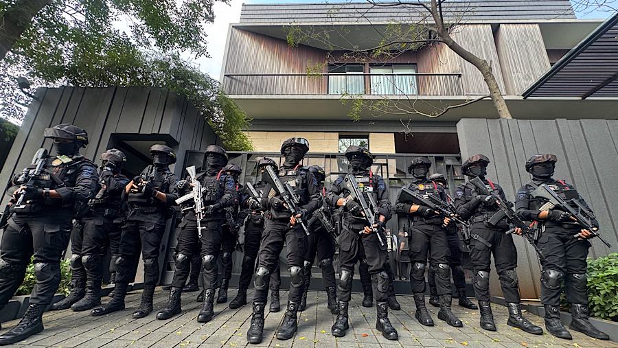 Personil Brimob berjaga di rumah mantan Wakil Menteri Imigrasi Silmy Karim di Kebayoran Baru, Jakarta, Jumat (5/6/2026). (Bloomberg Technoz/Andrean K)