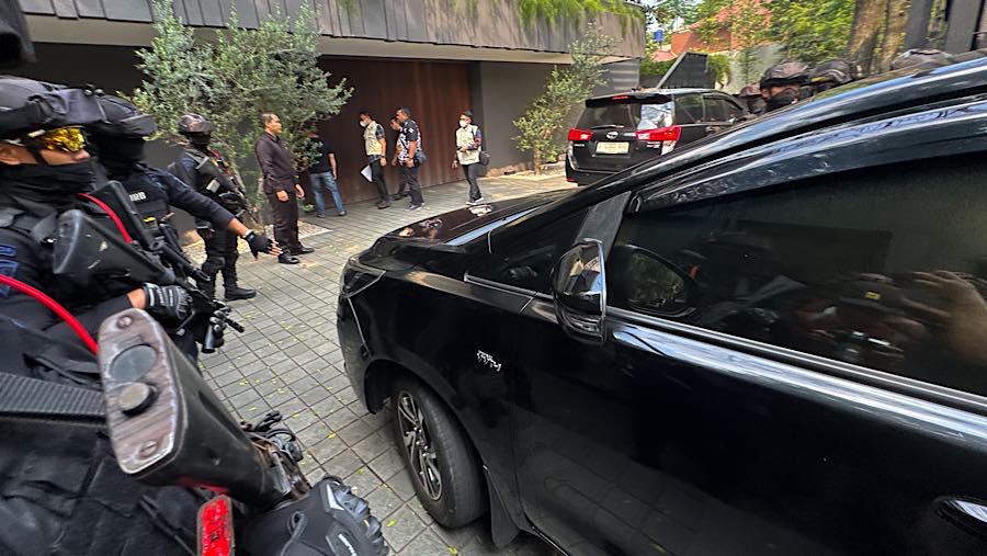 Penyidik KPK tiba di rumah mantan Wakil Menteri Imigrasi Silmy Karim di Kebayoran Baru, Jakarta, Jumat (5/6/2026). (Bloomberg Technoz/Andrean K)